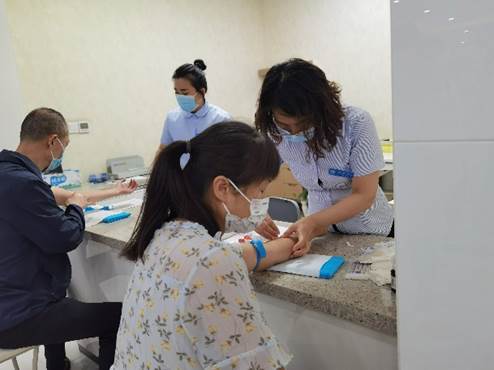 说明: 人抱着小孩 中度可信度描述已自动生成