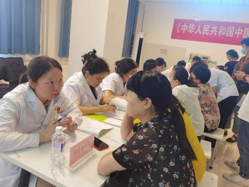说明: 一群人在餐厅里吃东西 描述已自动生成