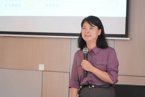 说明: H:\近期工作\9月15日-认家门活动\通讯稿\照片\3-吕宝.jpg