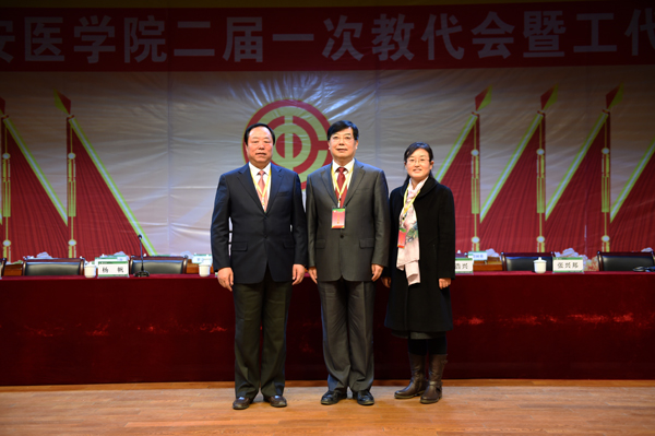 党委书记范兵(中)与第一届工会主席宫浩兴(左)和第二届工会主席熊冬梅(右)合影 党委书记范兵(中)与第一届工会主席宫浩兴(左)和第二届工会主席熊冬梅(右)合影