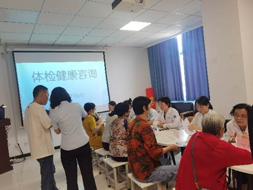 说明: 会议室里的人们 描述已自动生成