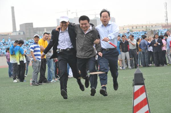 项目三、三人四足接力跑比赛 项目三、三人四足接力跑比赛
