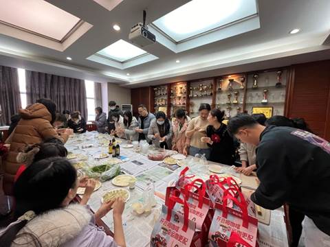 说明: H:\近期工作\12月12日-冬至包饺子活动\临床医学院分会1.jpg