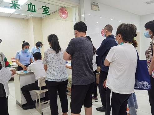 说明: 一群人站在室内 描述已自动生成